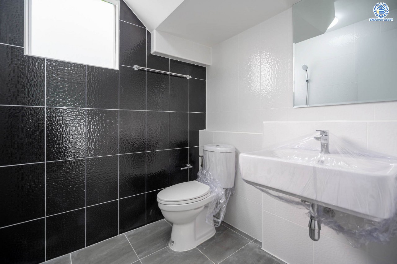 บ้านมือสองตกแต่งใหม่ โครงการ พฤกษ์ลดา พุทธสาคร แบรนด์ LH รองรับทุกความสุข เนื้อที่ 53.1 ตร.ว. ฟังก์ชัน 3 ห้องนอน 2 ห้องน้ำ จอดรถได้ 2 คัน บนทำเลใกล้ The Mall บางแค และเชื่อมต่อถนนเพชรเกษม, ถนนพุทธมณฑลสาย4 ใกล้โครงการรถไฟฟ้าสายสีน้ำเงิน "สถานีหลักสอง"